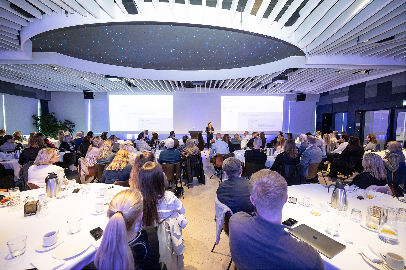 Theresia Bock, framkvæmdastjóri mannauðssviðs IBM í Danmörku, með erindi á notendaráðstefnu Kjarna 2025