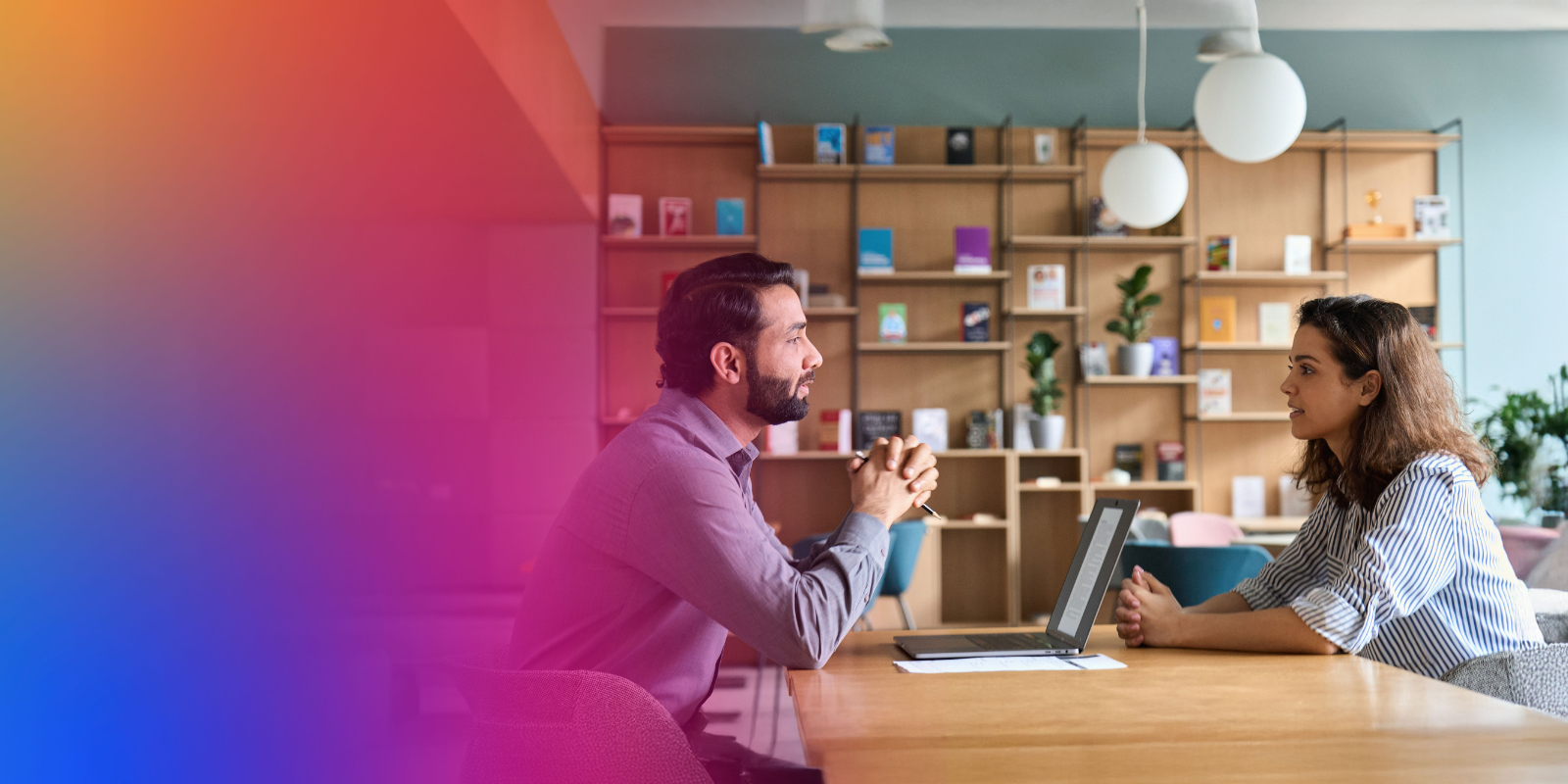 Fólk að spjalla saman